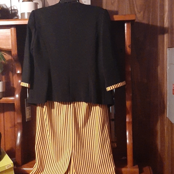 Tally Taylor's Blk/Mustsrd 2 piece suit - Picture 5 of 8